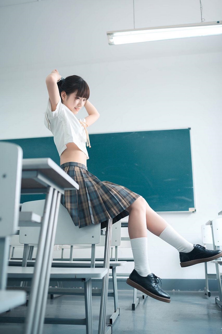 日本制服美女火辣养眼白丝美腿教师写真