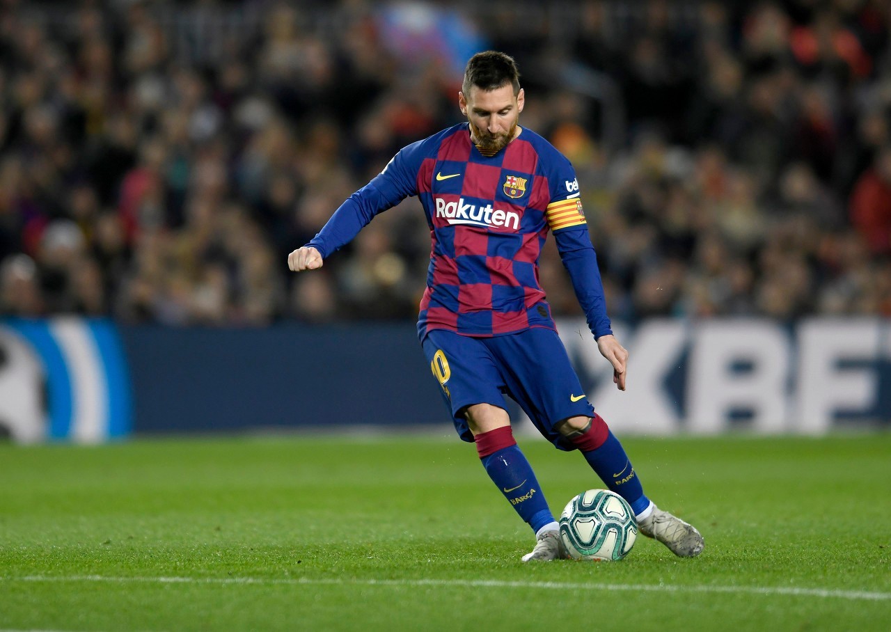 敌营立雕像?西班牙足协决定在马德里足球城为梅西建造雕像