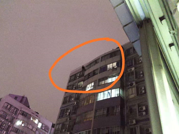 傍晚冷风中 男子独自爬上31楼楼顶要轻生