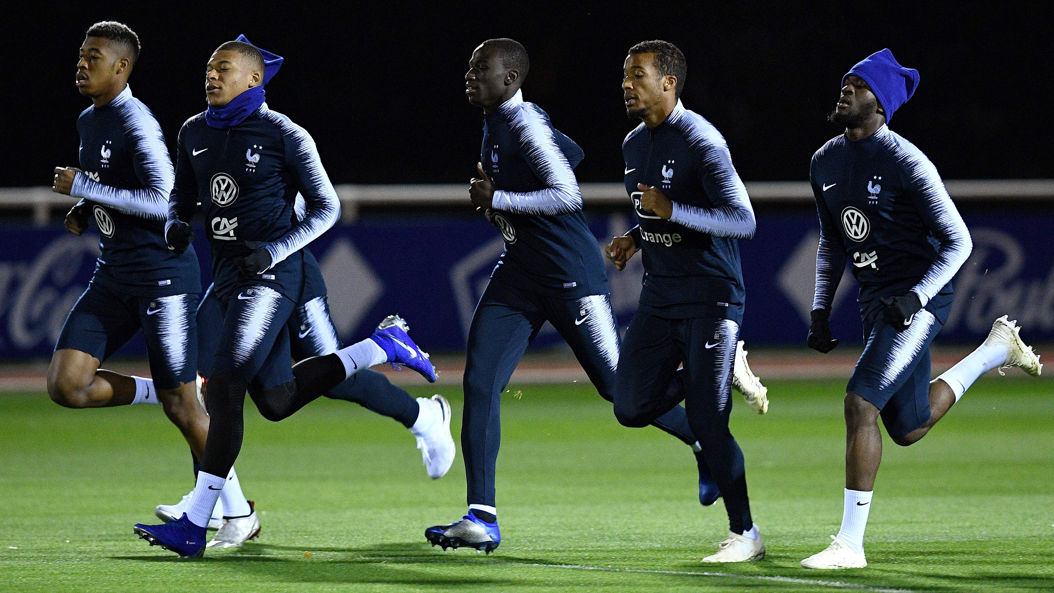 足球——欧足联国家联赛:法国队赛前备战