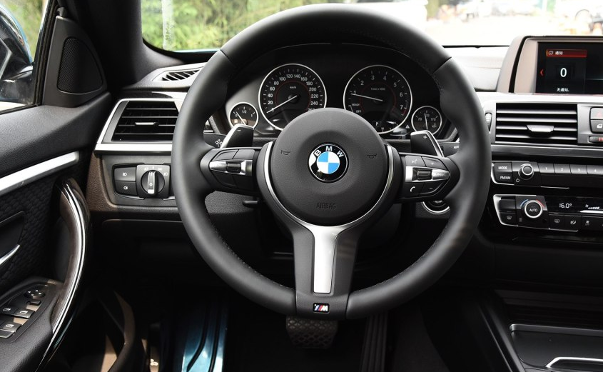 宝马4系,这样的造型你见过吗?方向盘的设计也是中规中矩,握感十足