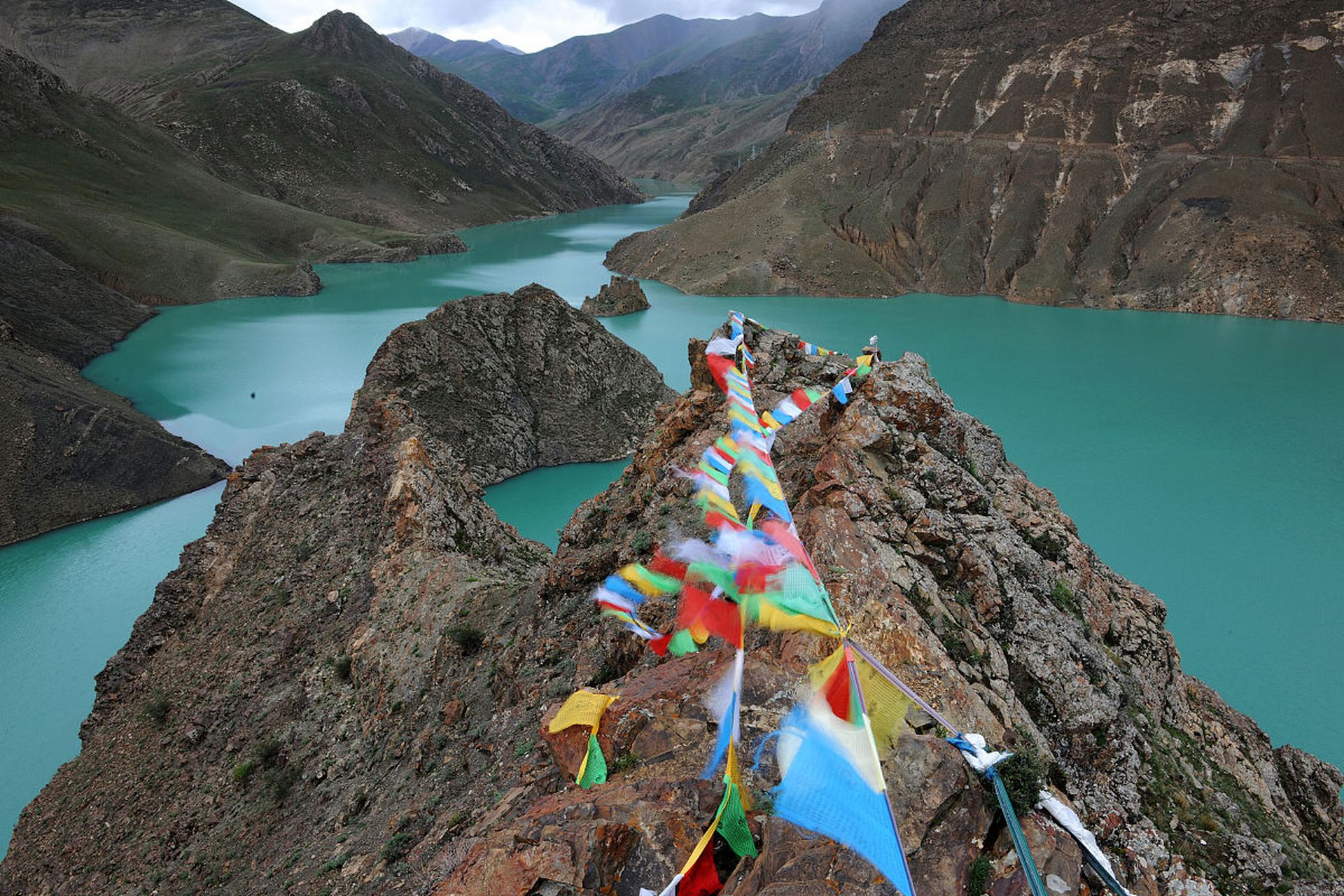 尼洋河风光带的诗意探索  春游尼洋河,这条镶嵌在中国西藏自治区林芝