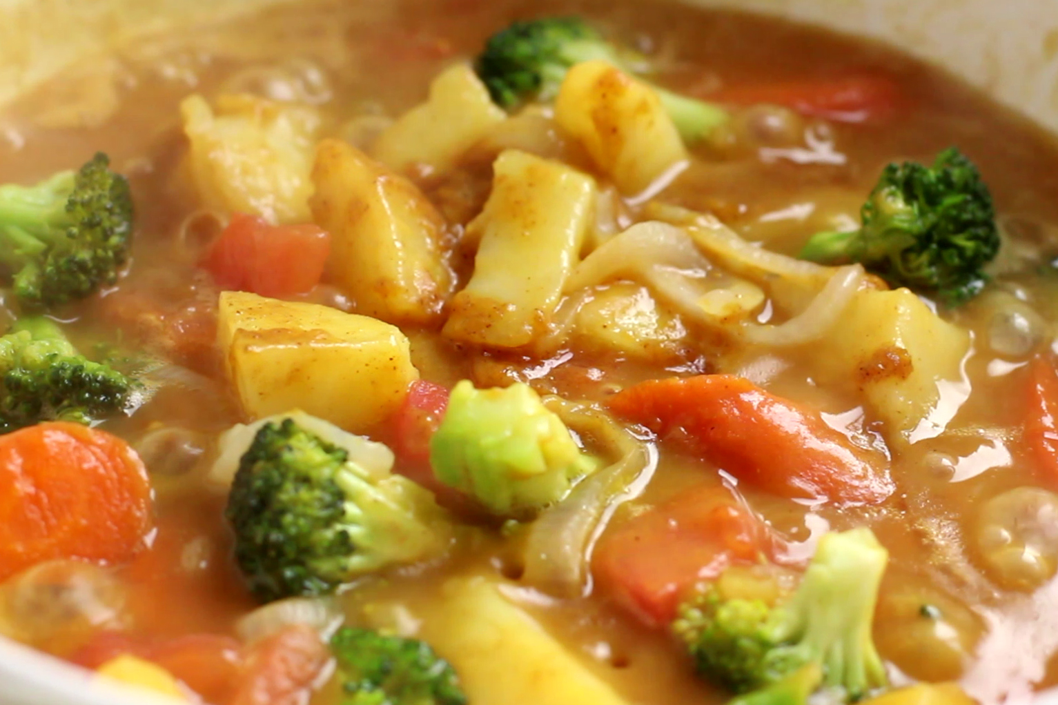 开小火,放入咖喱块,搅拌至咖喱块完全融化,微火煮五分钟.