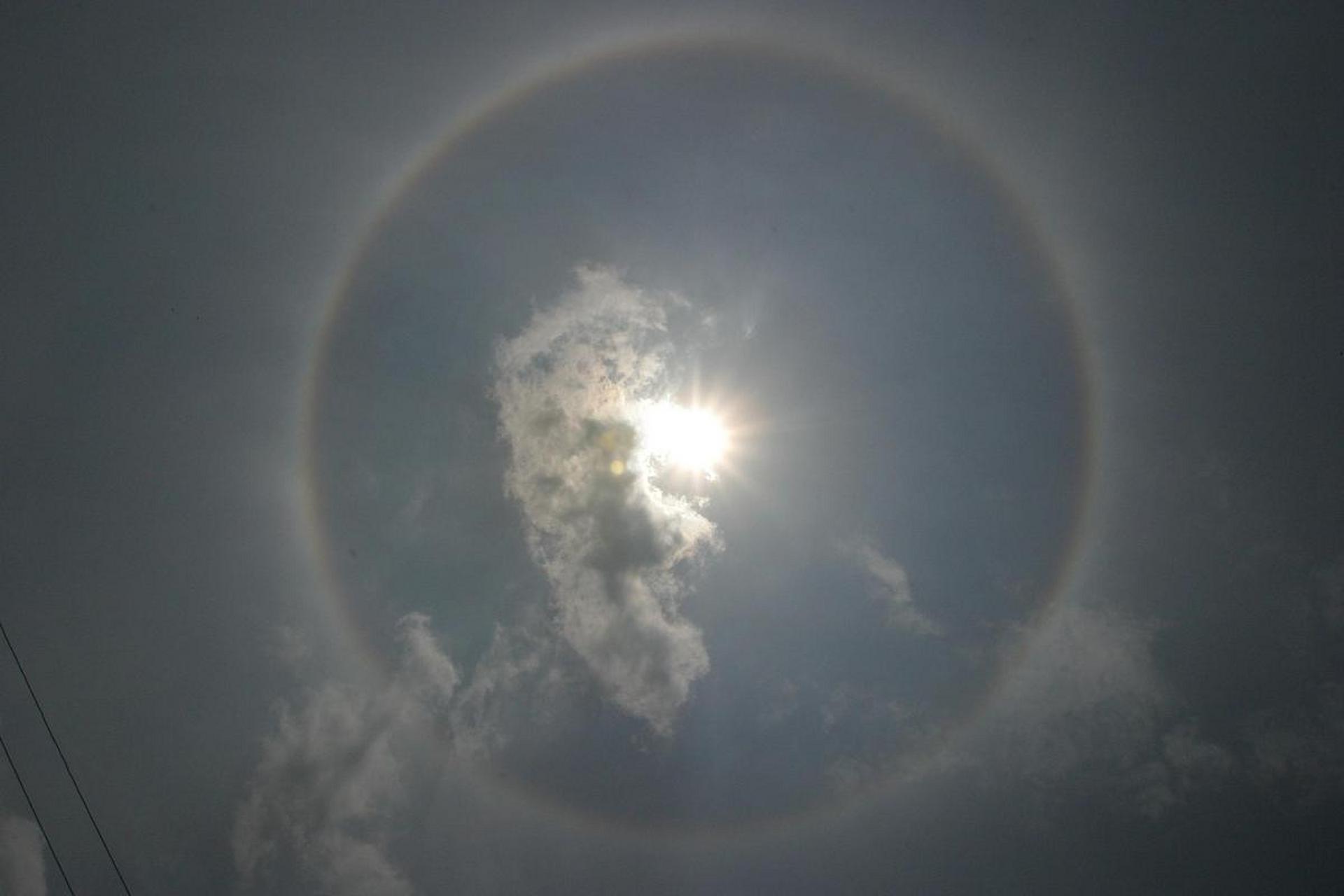 而色球层是太阳大气第二层结构,但它发出的光芒却只有光球层的千分之