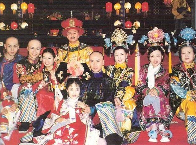 还珠格格:戏外全家福亮点满满,赵薇妥妥c位,第3部站位一言难尽