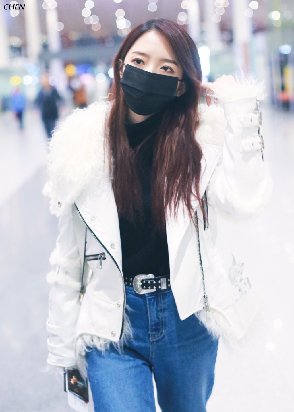 帅气休闲,孟美岐白色上衣搭配牛仔裤,宛如邻家妹妹