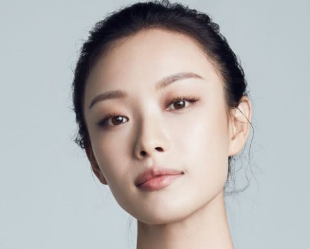 敢露额头的女明星,章子怡干净利落,倪妮高冷,而她青春洋溢