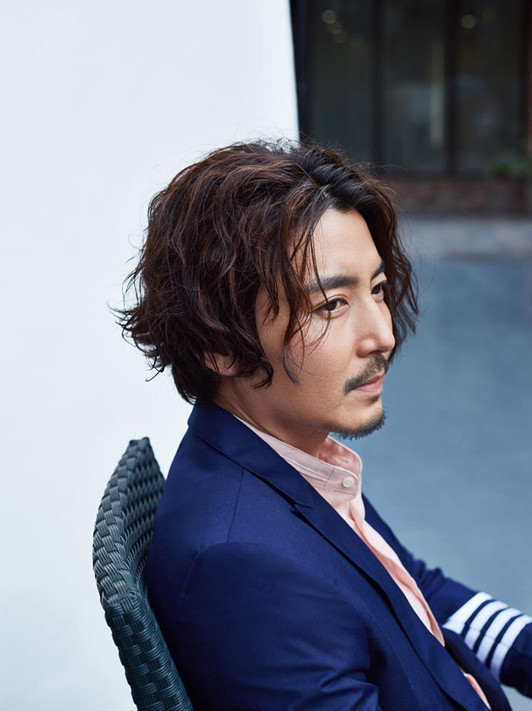 他是《心理罪》里的邰伟,参演《白夜追凶》,生活中是雅痞大叔