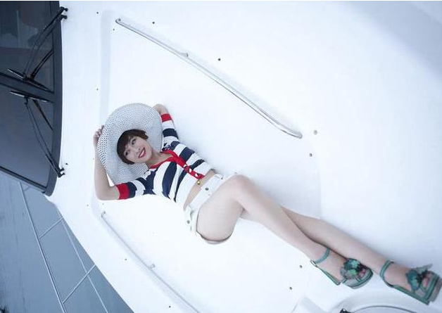 马苏晒游轮照裤子短到没边,看到她肚子上这个东西,网友不淡定了