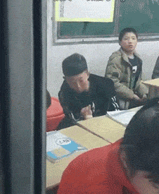 开心一刻:和闺蜜看完恐怖片回家 经过一家医院