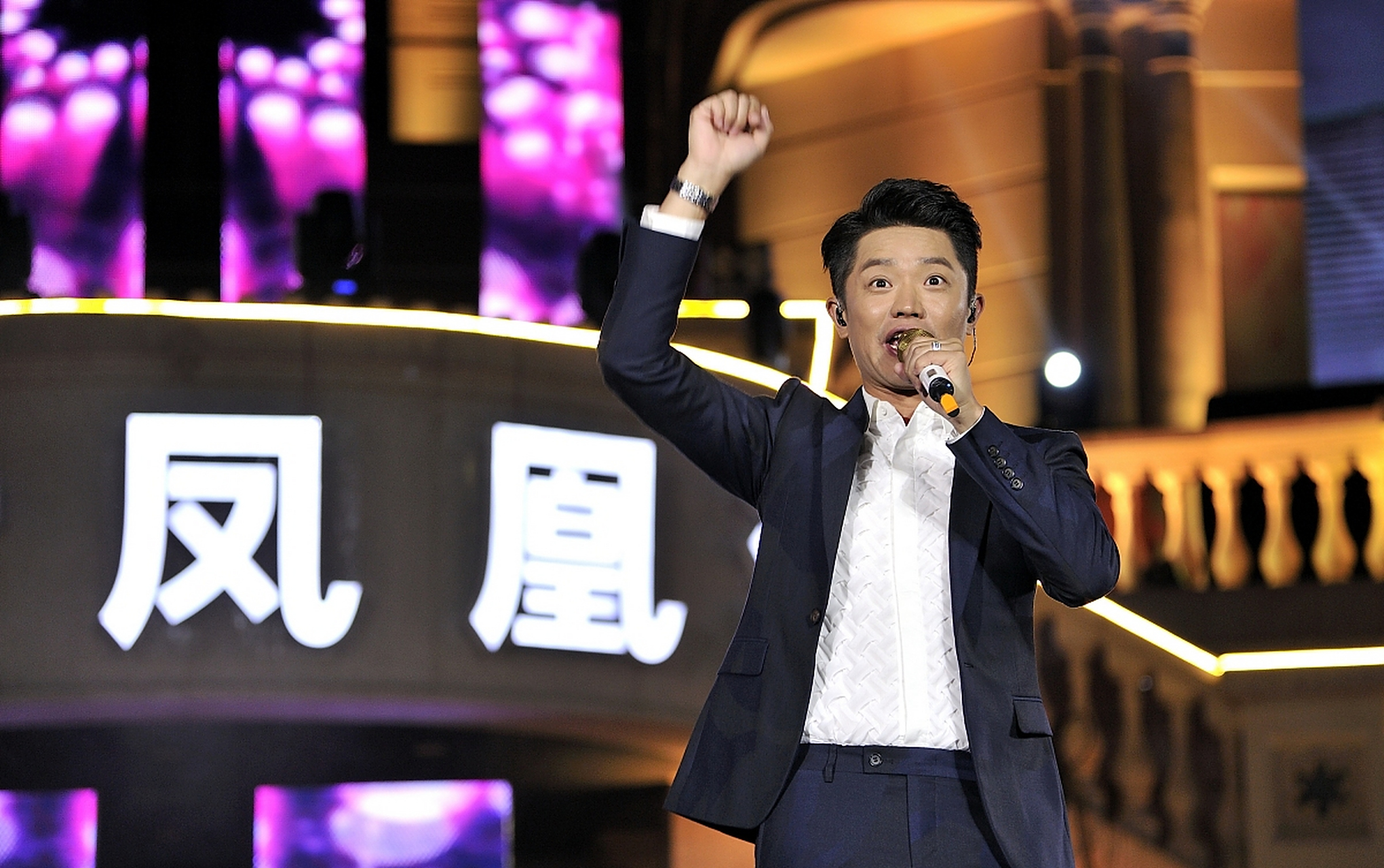 7月8日,一则关于50岁男歌手曾毅的新闻引发了热议,他50岁的年龄,让