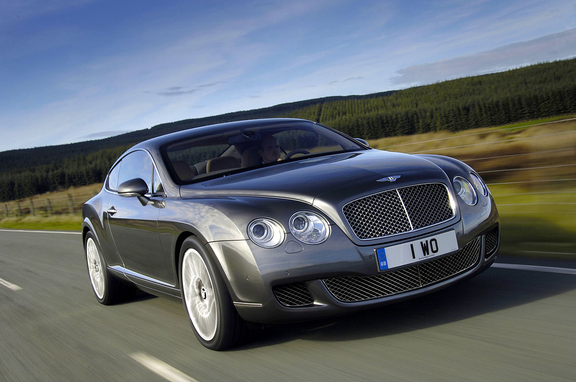 宾利gt是一款卓越的超豪华gt跑车,它以其出色的性能,奢华的内饰和引人