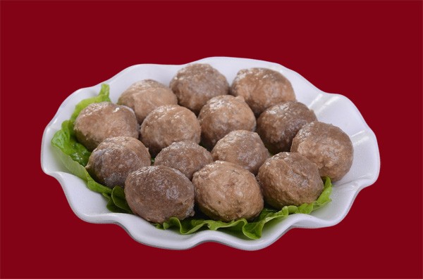 荔枝大小的牛肉丸泡在清澈的牛肉汤中,上面撒上几粒葱花