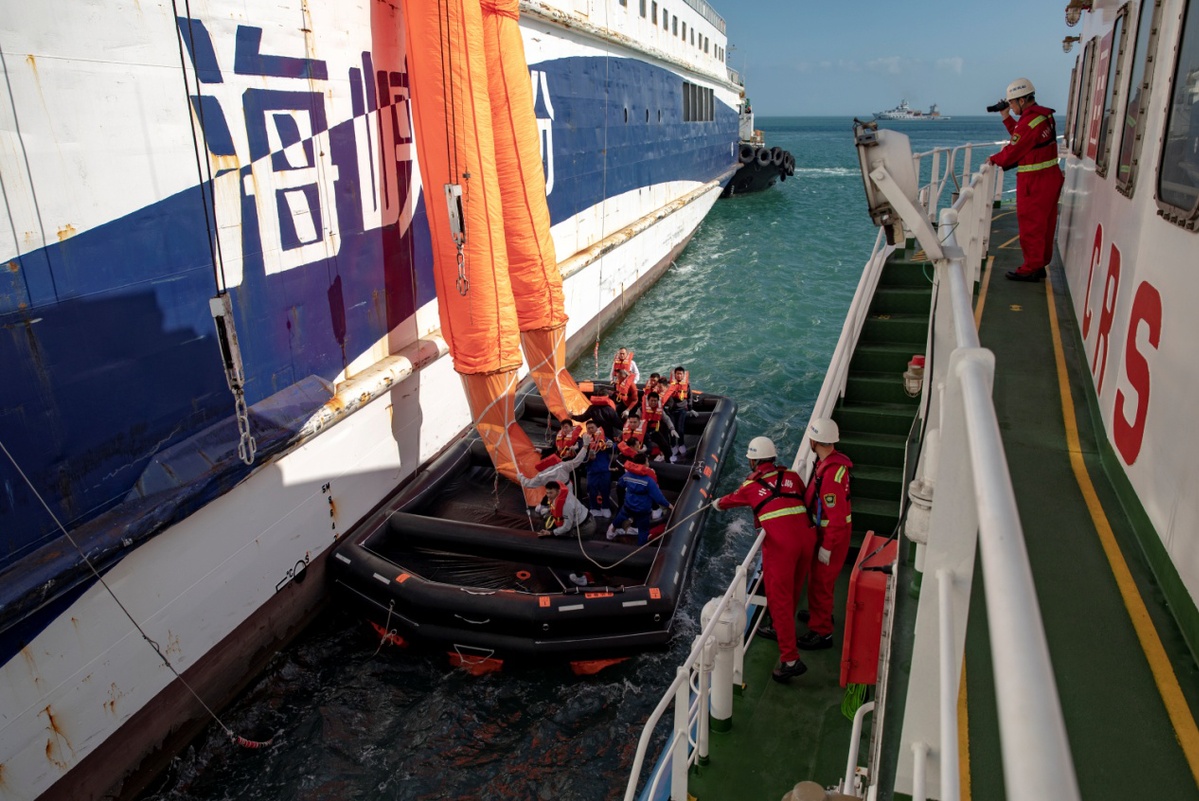 海南举行琼州海峡客滚船海上应急救助综合演练