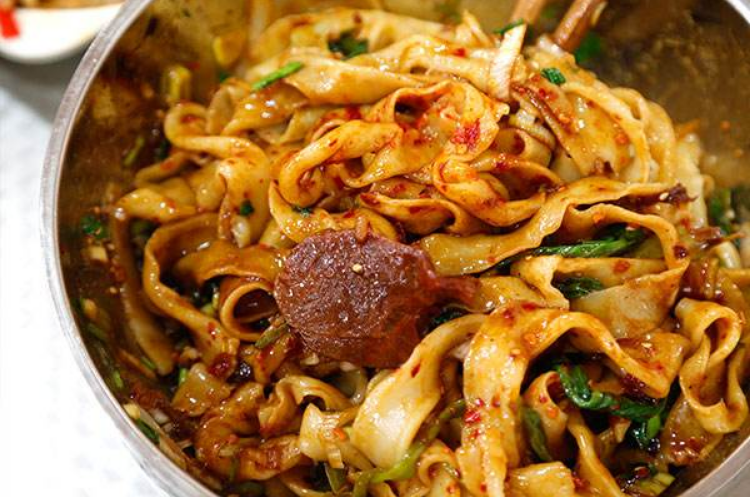 分享一道家庭版油泼辣子面的做法,酸辣可口,厨房小白也轻松学会