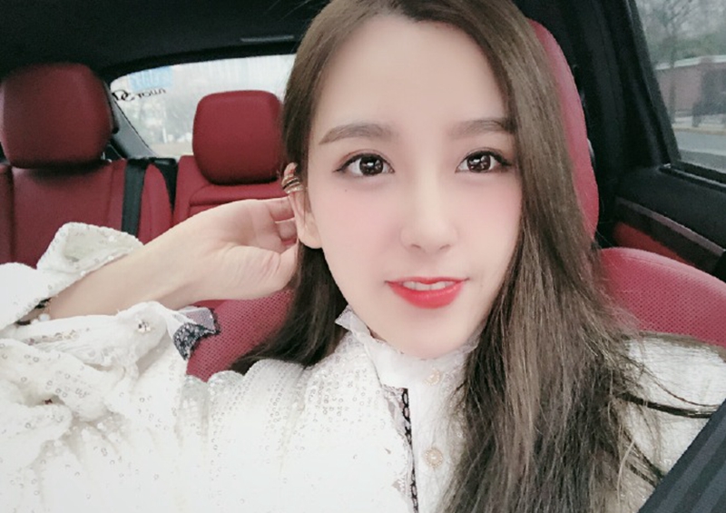 lpl解说rita接代言,这模样直播也太吓人了吧!网友:假装看不出