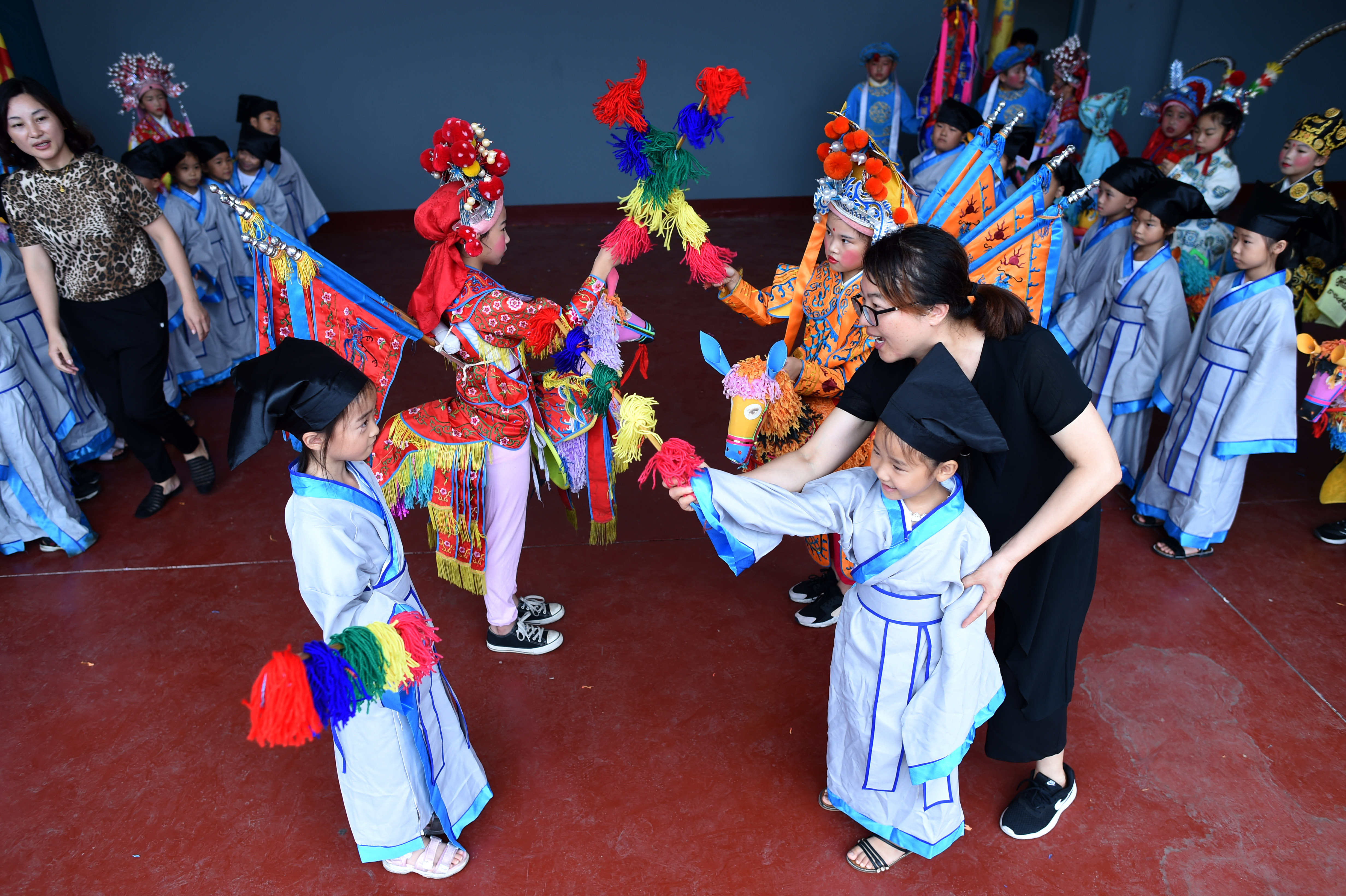 浙江诸暨:展演竹马舞 非遗共传承(2)