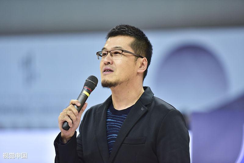 杨毅在一次湖人比赛的解说中和主持人王猛谈到了湖人总裁魔术师和湖人