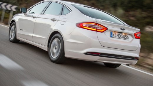 汽车:福特蒙迪欧hev,它是一款混合动力车,内部空间宽敞!