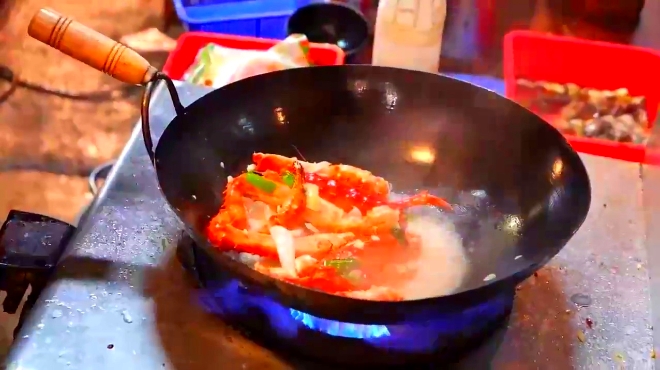 时长03:30 03:11 钓鱼钓到一只大螃蟹, 两个大男人这都怕,真