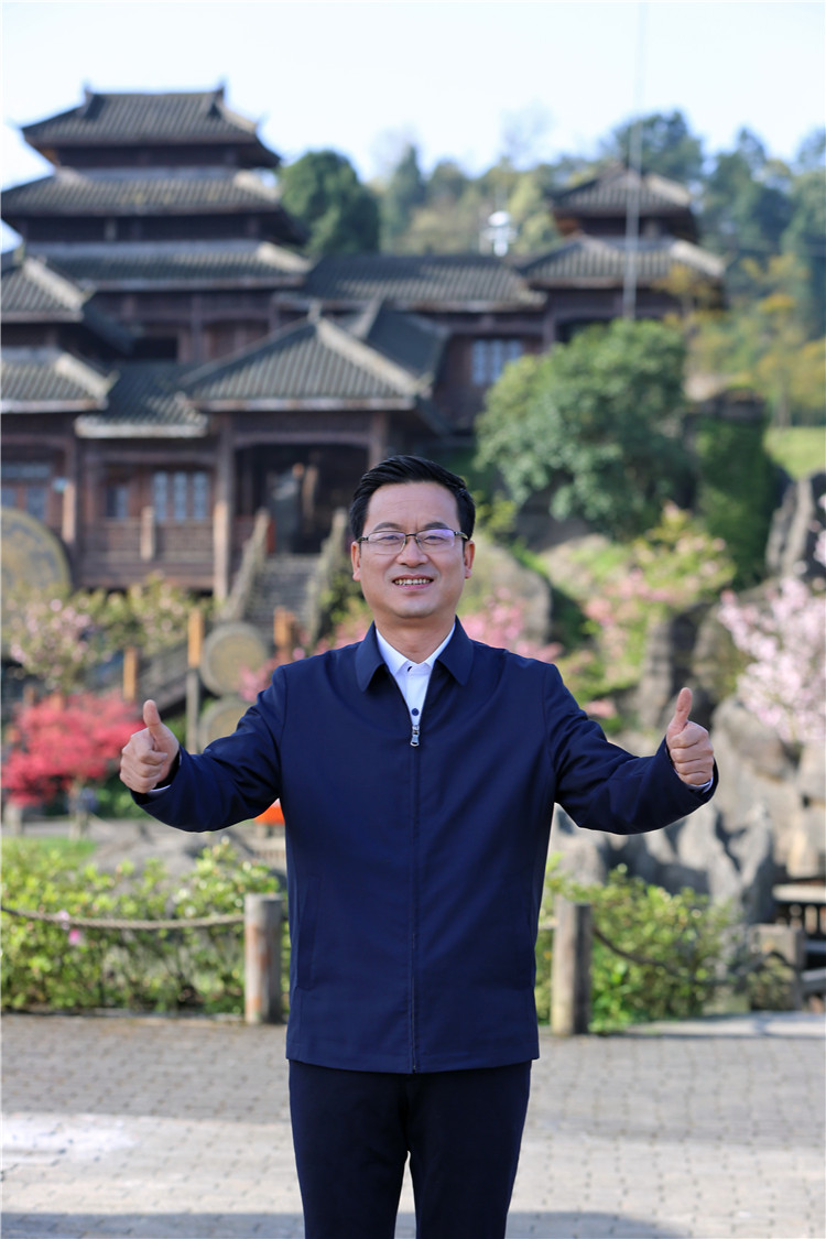 双晒盘点丨万盛经开区党工委书记肖猛:"最拼书记"坐300米高悬崖秋千