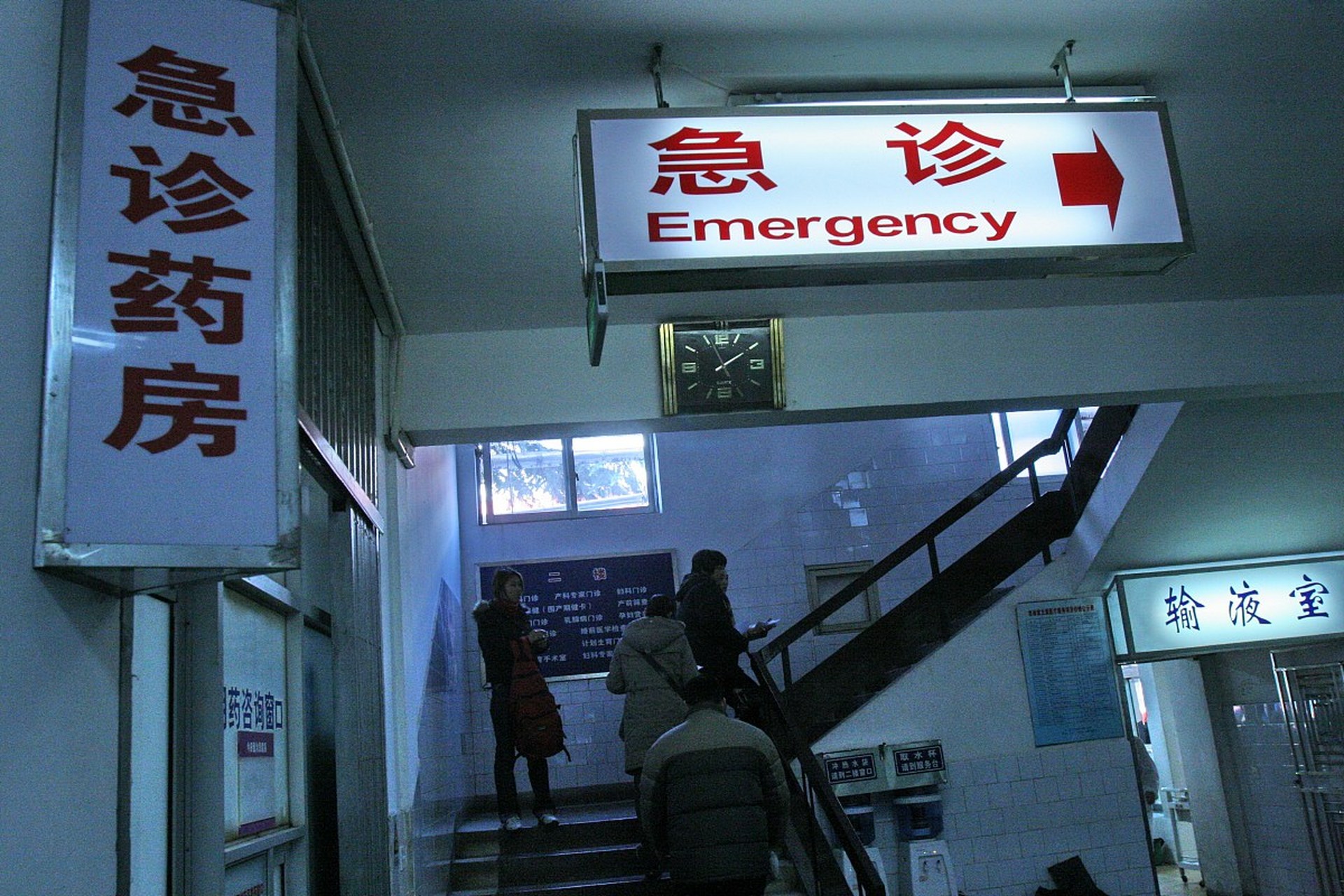 近日网上纷纷报道了跨年夜急诊室:走廊上躺满病重老人,上海长海医院