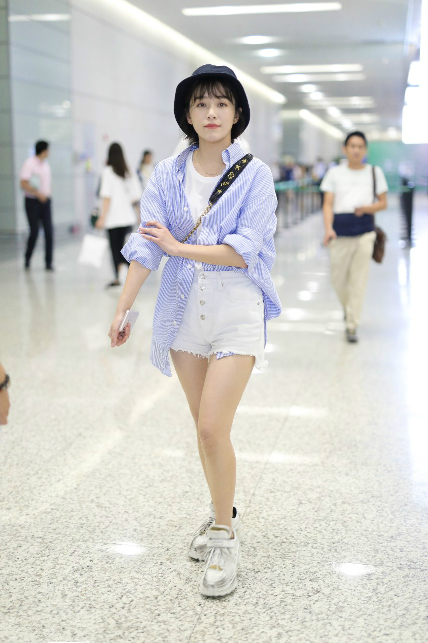 阚清子穿条纹衬衫搭配白色短裤现身机场,戴黑色渔夫帽皮肤白嫩!
