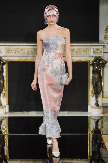 阿玛尼t台惊艳梦幻,"御用超模"摇曳生姿,美人鱼海底似仙境!