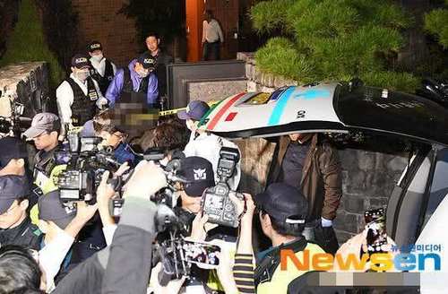 韩国警方结束现场调查 崔雪莉遗体运送现场水泄不通