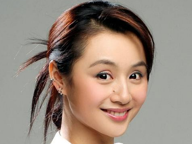 湖南卫视里最早的一位主持人,你还记得她吗?如今生活美满如意