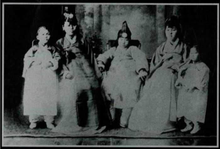 100年前的"韩国"贵族,男的坐独轮,女的穿韩服