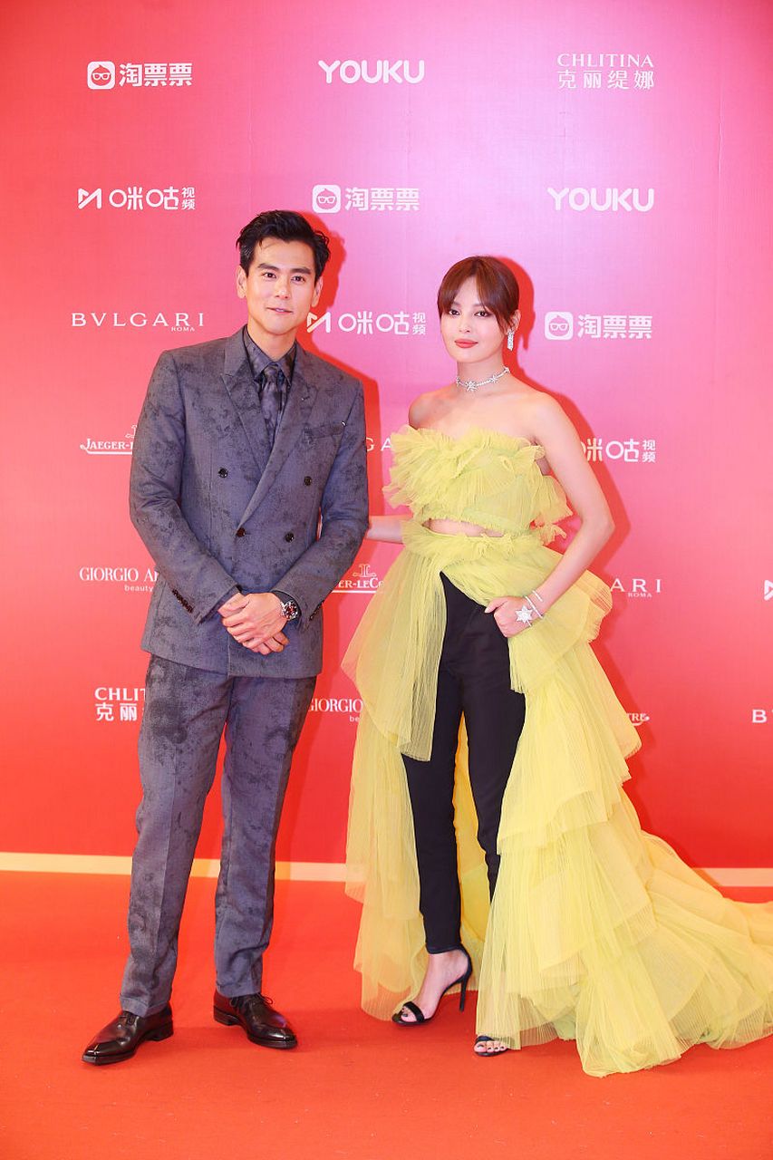 因为当时彭于晏和辛芷蕾一块走红地毯,当时彭于晏正在等辛芷蕾,而