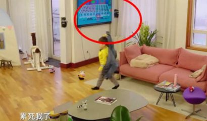 霍思燕家客厅变大型游乐场,墙上的一角成为焦点