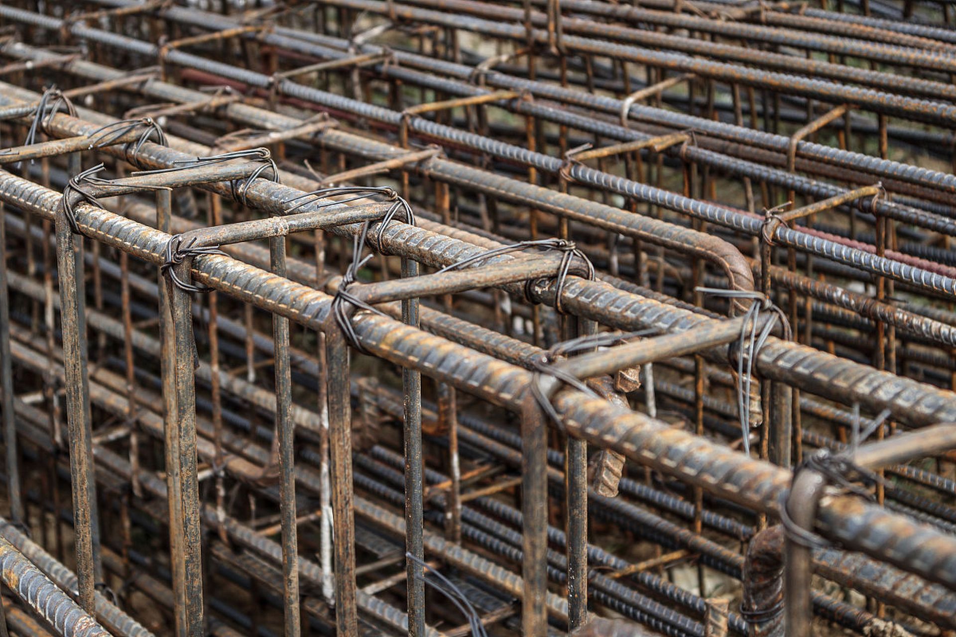 双层双向钢筋就是在底板和面板的x和y两个方向来布置钢筋,每层钢筋在