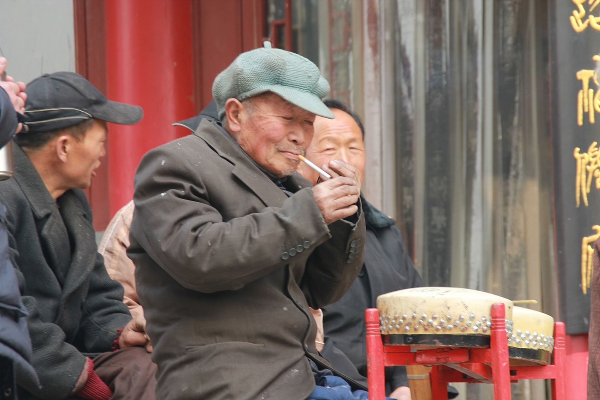 有一個老頭兒手裡邊兒攥著十塊錢來到了一家麵館,對老闆說,老闆,給我