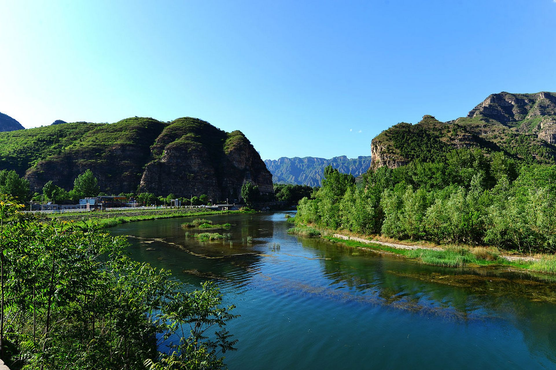 野三坡风景区是一个集山,水,林,洞,峡,瀑于一体的自然风光旅游胜地