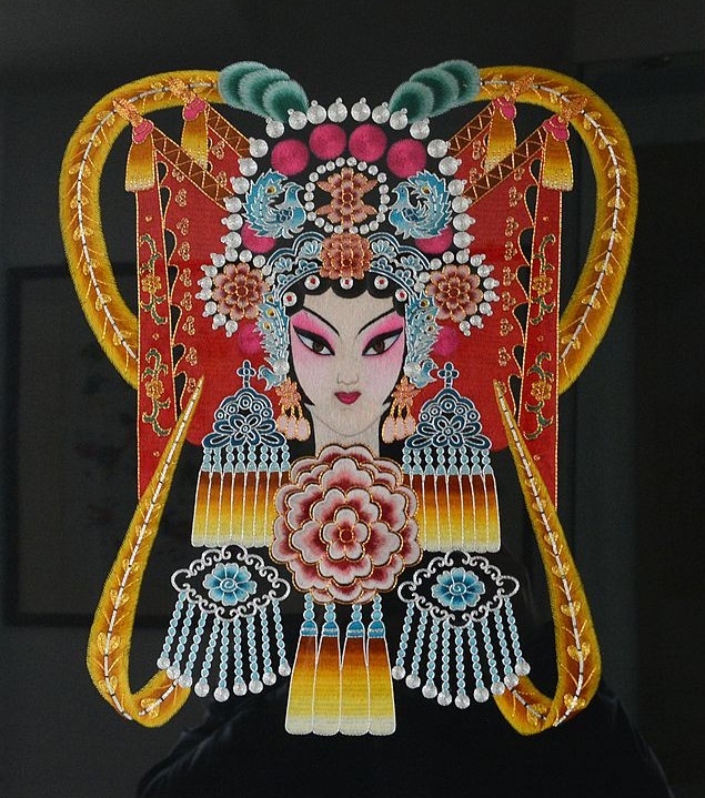 金银彩绣,顾名思义就是运用金银线作为基材,辅以各种色线,在真丝质地