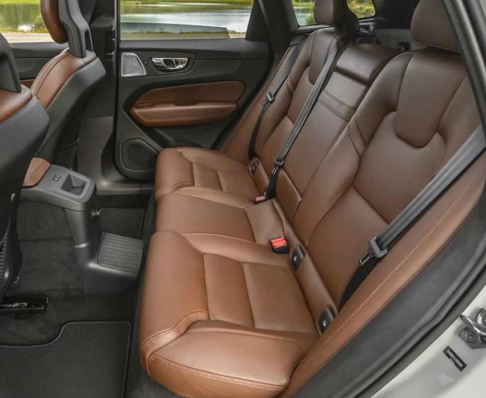 后排空间够大,坐进去没有一丝压抑感,整个车的储物空间也很丰富 后排