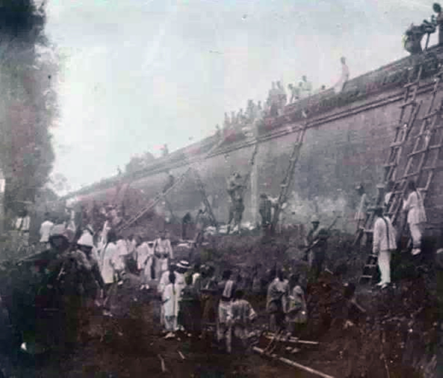 1900年八国联军攻打北京时,皇帝的子民竞相扶逃命.