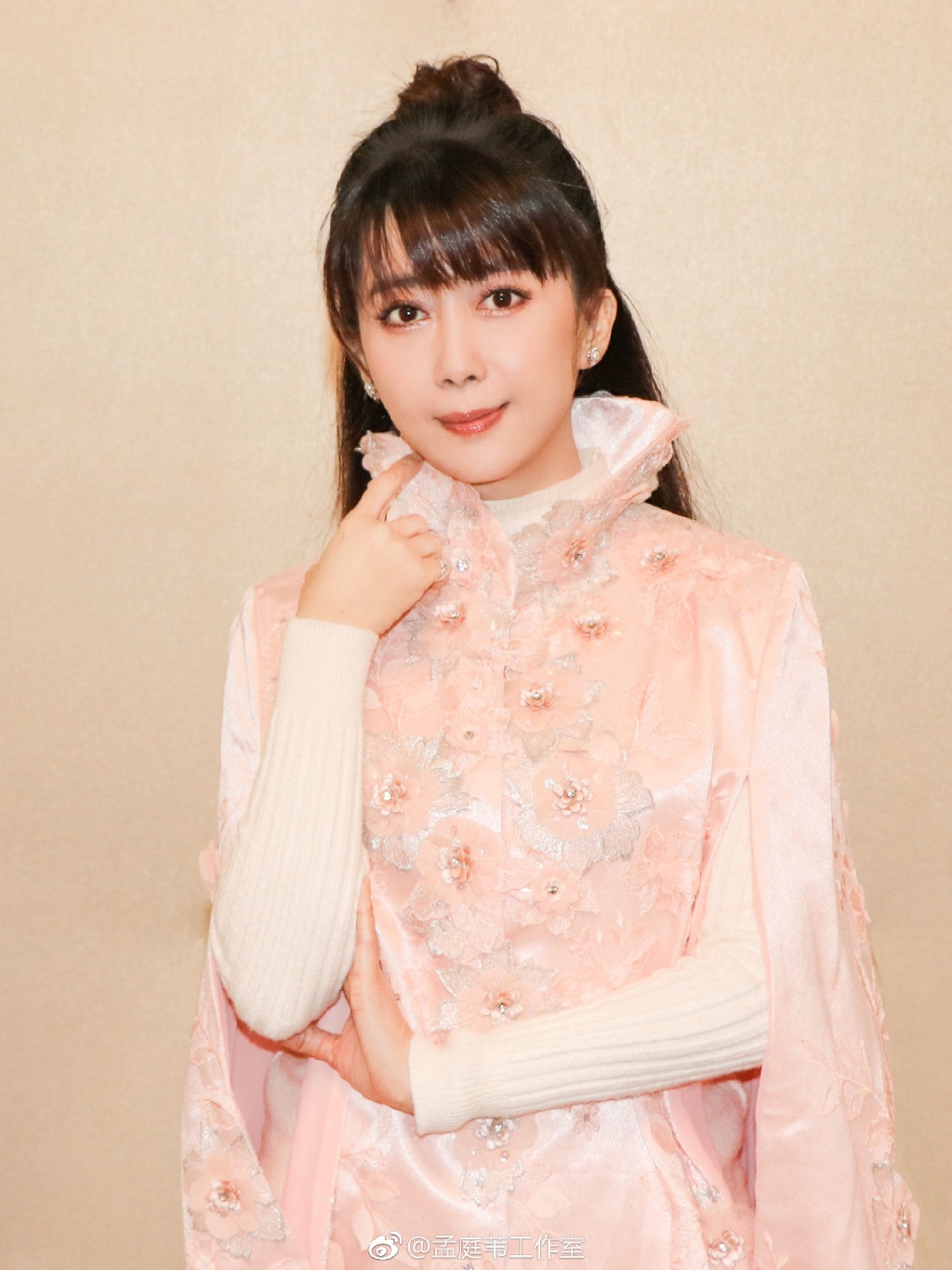49岁孟庭苇扮嫩很成功,丸子头搭配粉色斗篷复古又减龄,美若天仙