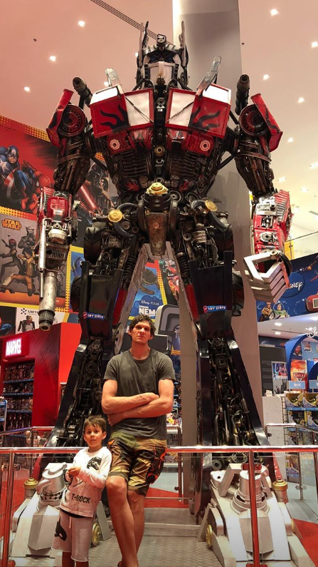 逼真!博班与儿子合影擎天柱的模型