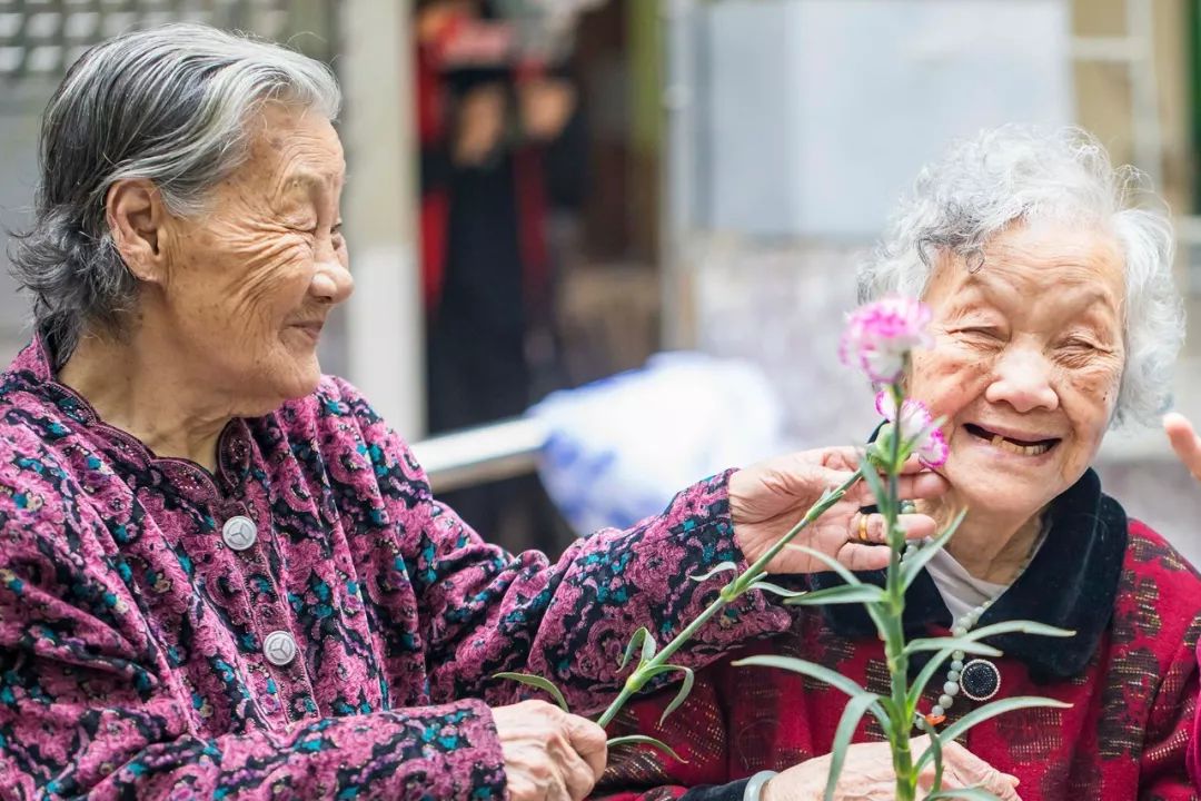 让我们再一次通过摄影师的镜头, 看看老人们像孩子般天真的笑脸.