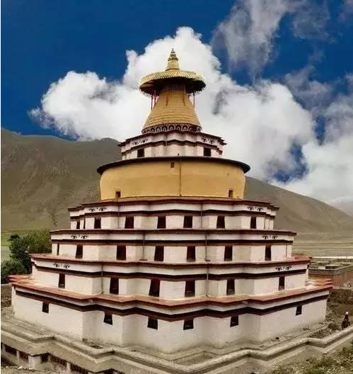 日吾其金塔坐落于昂仁县日吾其乡政府驻地,相传是唐东杰布主持修建的