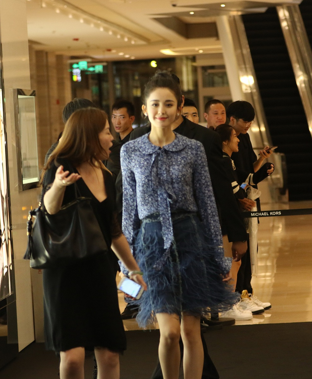 作为此次颁奖典礼唯一获邀的中国女明星,古力娜扎的亮相可谓是备受