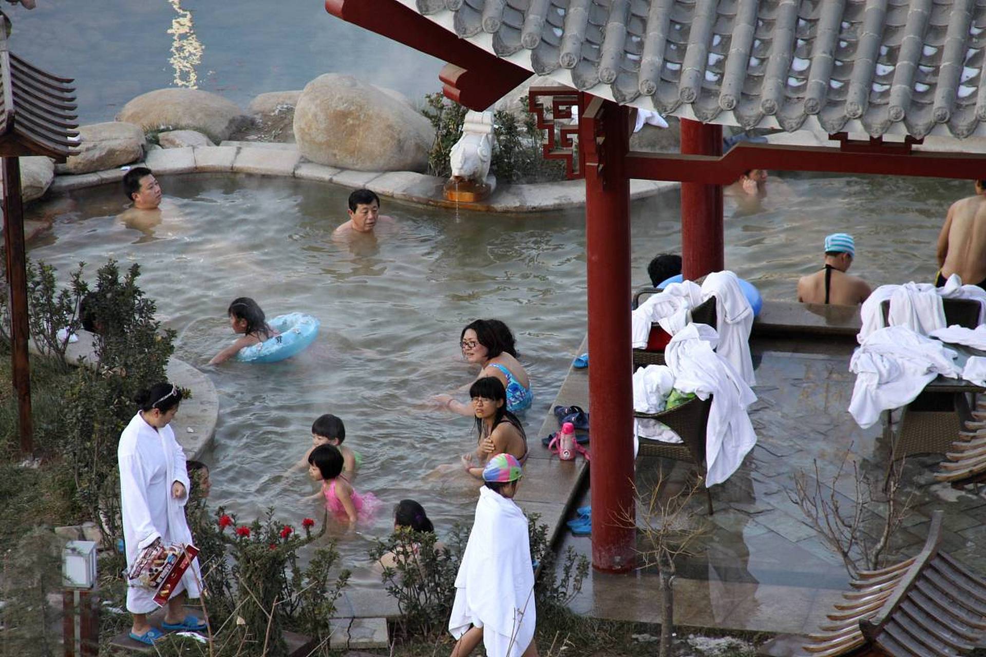 兴城温泉位于辽宁省葫芦岛市兴城市,是中国北方最大的温泉度假区之一.