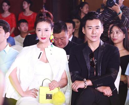 演员郭应邀亮相世界旅游小姐大赛现场夺众人眼球