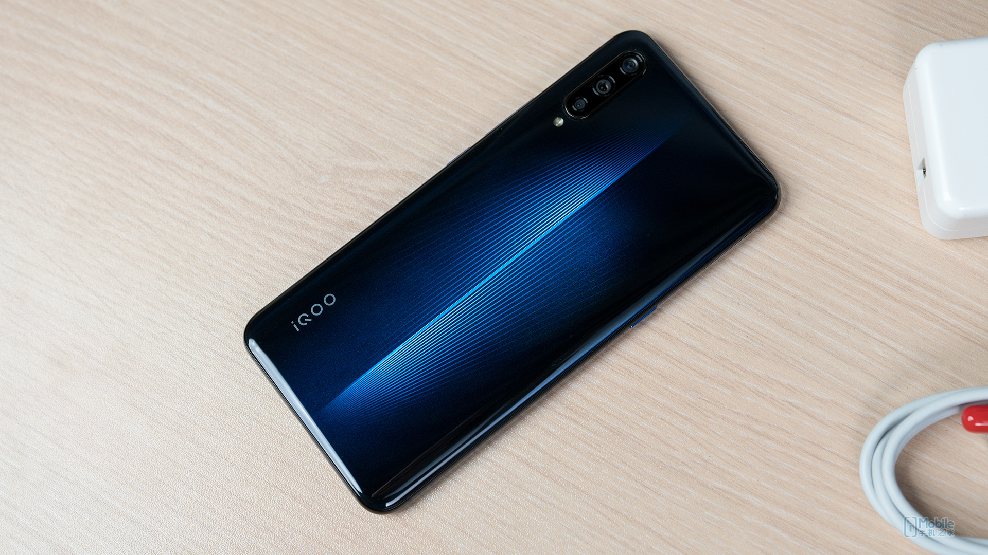 暗夜光轨 极致性能:iqoo 电光蓝开箱图赏