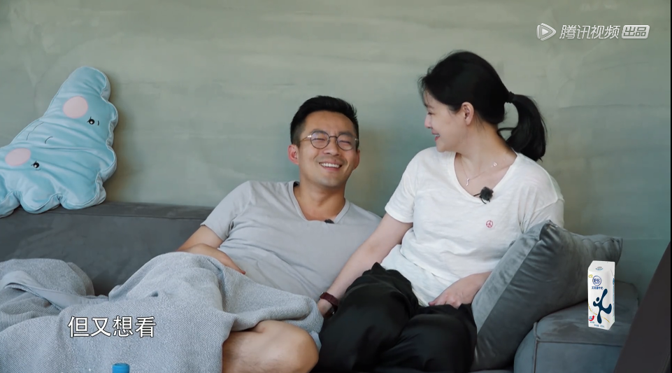 幸福三重奏:大s和汪小菲一同看电视,两人的姿势满满的都是爱!