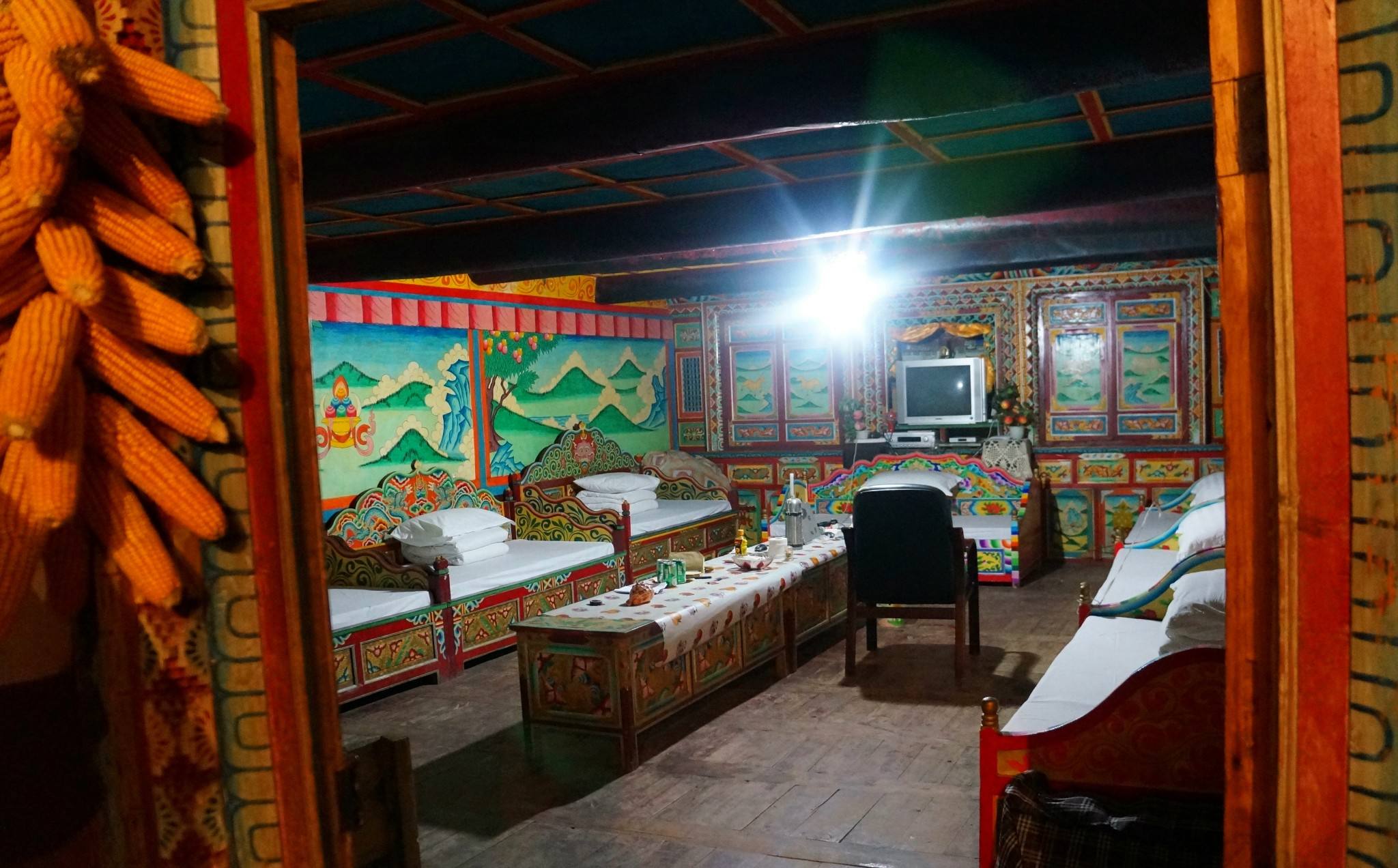 新龙县县境以北甘(孜)新(龙)公路经100公里与国道317线相连县境以南