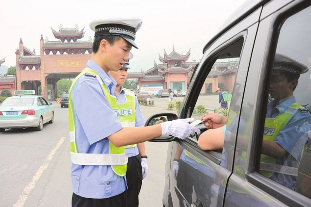 你的汽车如果中了这三点,很容易让交警拦车检查!